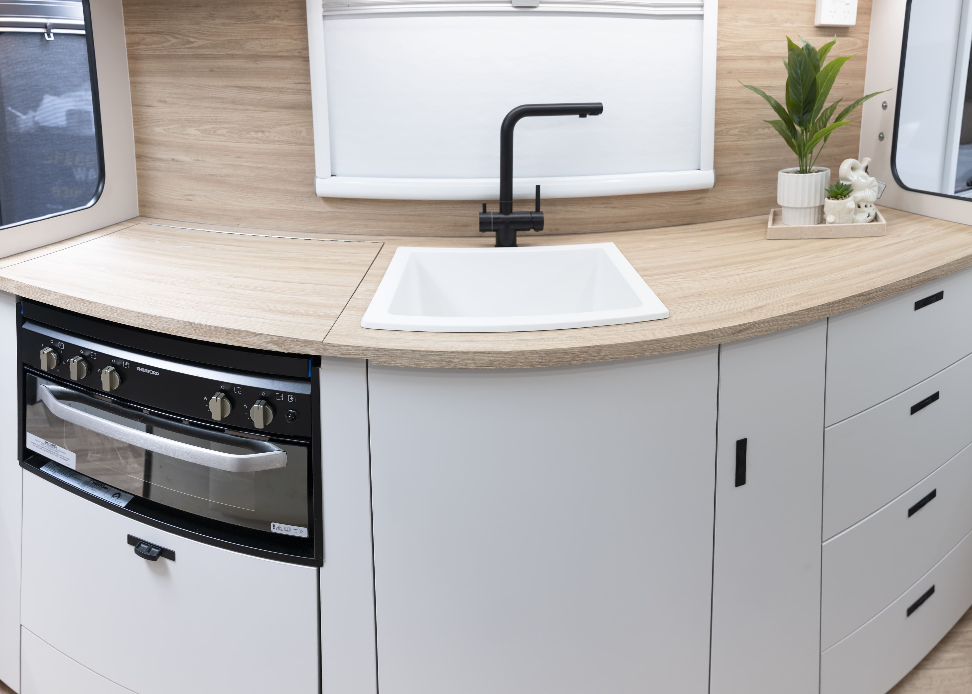 WATERFALL BENCHTOP